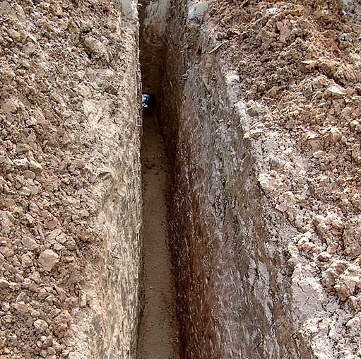 Копаем траншеи под канализационные трубы