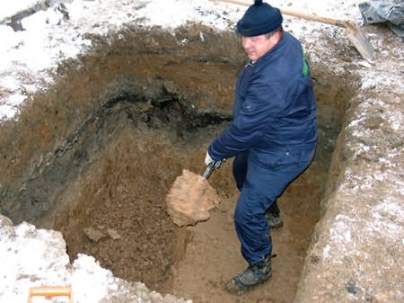 Выкапываем яму для сливного колодца