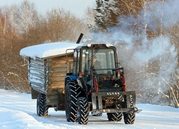 Такую баньку на прицепе к трактору можно перевезти в нужное место по зимнему бездорожью.
