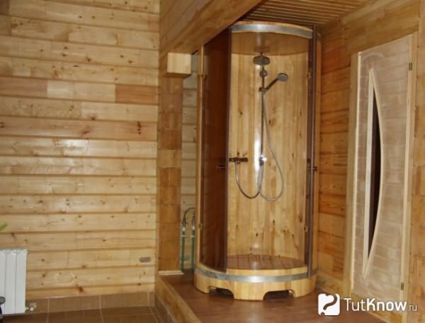 Душевая кабинка в бане из бруса