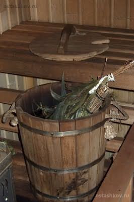 Любительское фото деревянной бочки со специальной крышкой для запаривания веников в бане