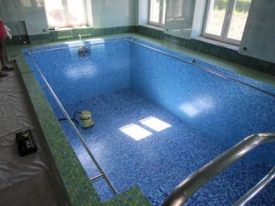 Заглубленный бассейн, отделанный мозаикой