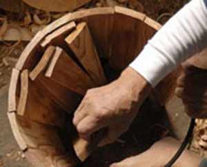 Для изготовления бочки нужно подбирать качественную древесину.