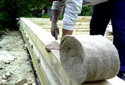 Укладка войлочного межвенцового утеплителя при строительстве сруба
