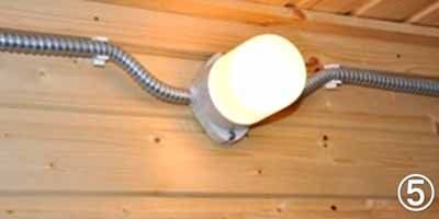 Люминесцентные лампы требуют надёжной изоляции, зато позволяют регулировать яркость