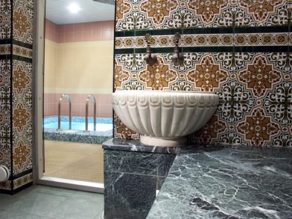 Плитка для турецкой бани выбирается по аналогичным критериям, но мозаика позволяет воссоздать национальный колорит