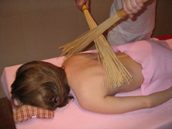 Легкий банный массаж бамбуковыми вениками