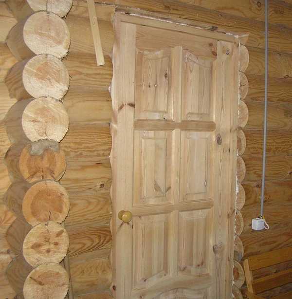 Деревянные филенчатые двери для бани